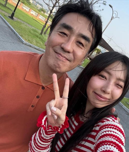 배우 '이진이', 톱스타 딸 금수저 논란 딛고 '김 부장' 류승룡 옆 활짝.jpg