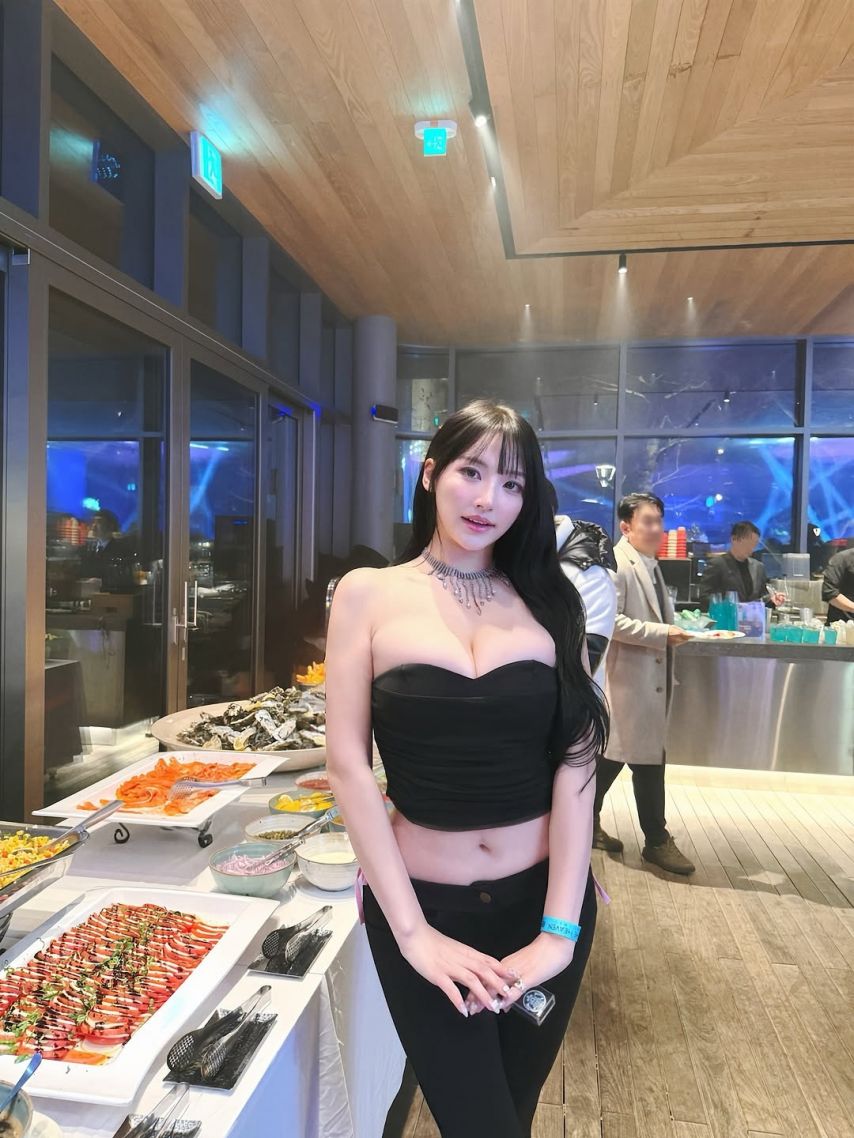 연말파티 다녀온 오은담 키티 비키니