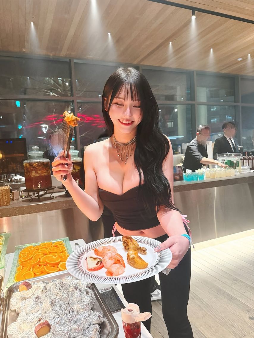 연말파티 다녀온 오은담 키티 비키니