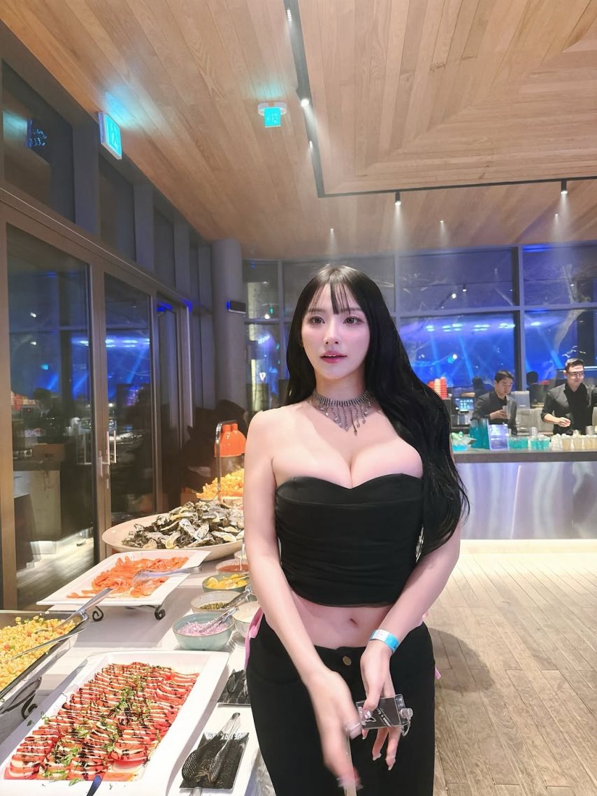 연말파티 다녀온 오은담 키티 비키니