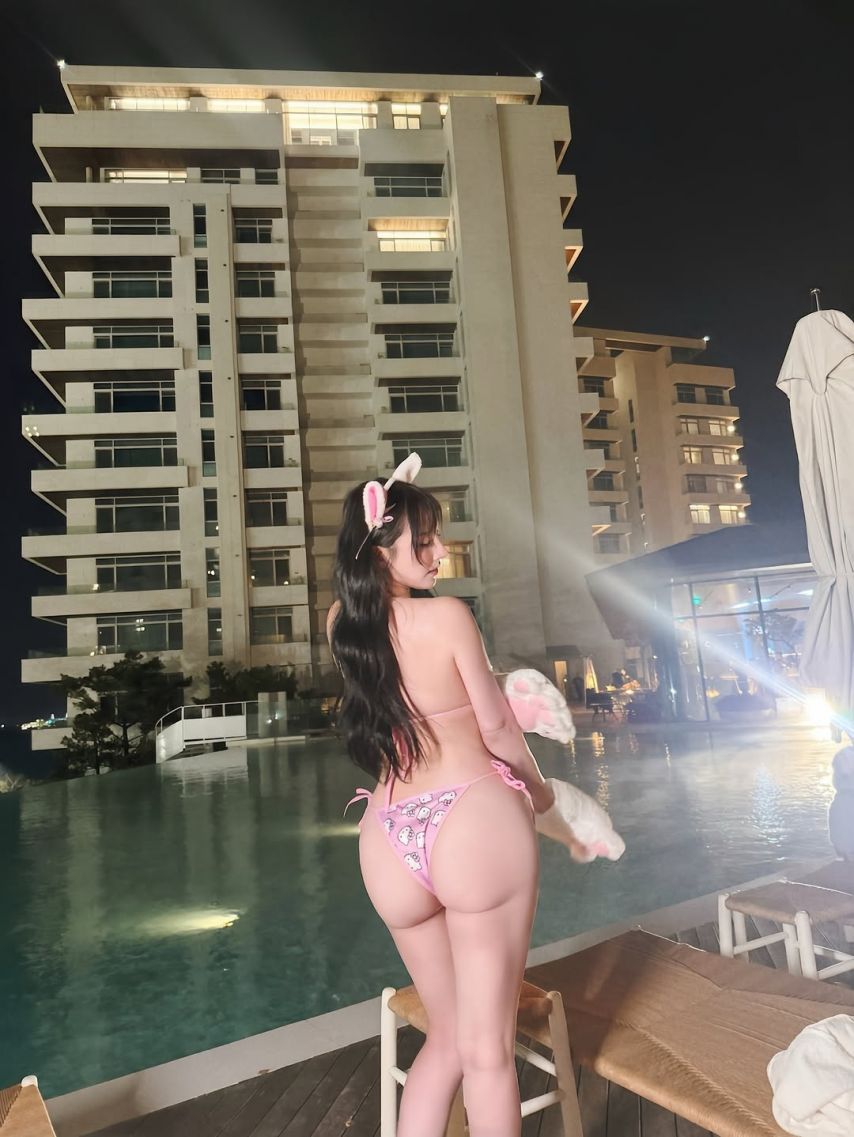 연말파티 다녀온 오은담 키티 비키니