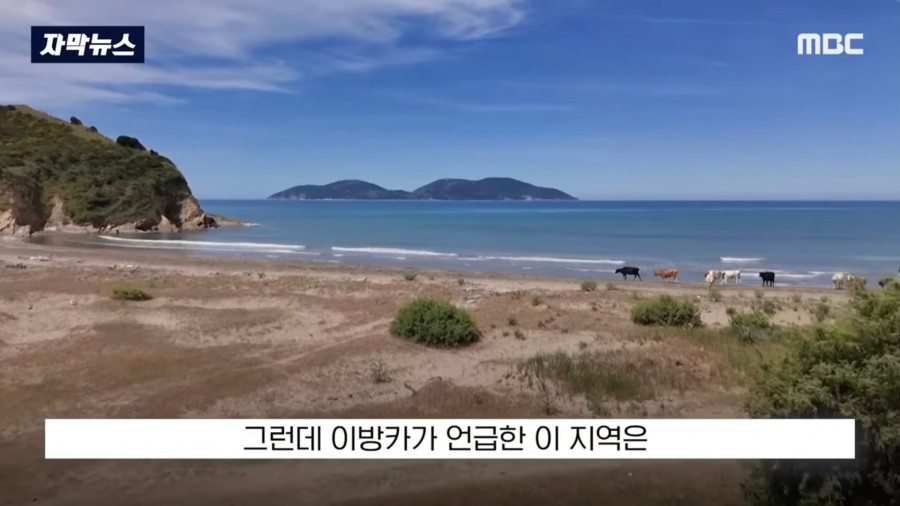 배 타고 지나가다 아름다움 경치에 매료된 여자