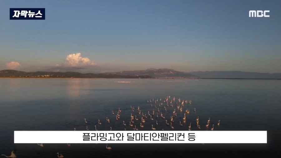 배 타고 지나가다 아름다움 경치에 매료된 여자