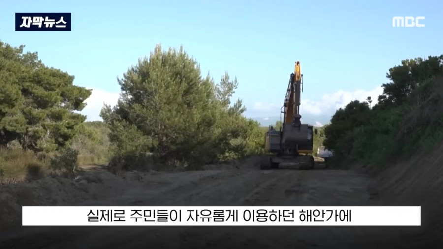 배 타고 지나가다 아름다움 경치에 매료된 여자