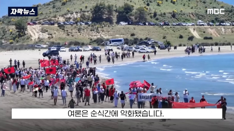 배 타고 지나가다 아름다움 경치에 매료된 여자