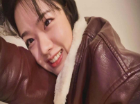 김향기 insta 엄지와 중지를 교차한 손